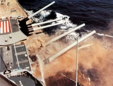 Βίντεο: Το USS Iowa τινάζεται στον αέρα - 47 Αμερικανοί νεκροί